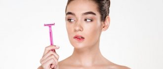 Девушка держит бритву в руке