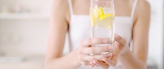 девушка пьет воду с лимоном