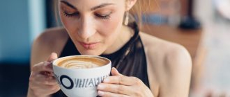 Девушка с чашкой кофе