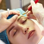 Мастер прорисовывает волоски